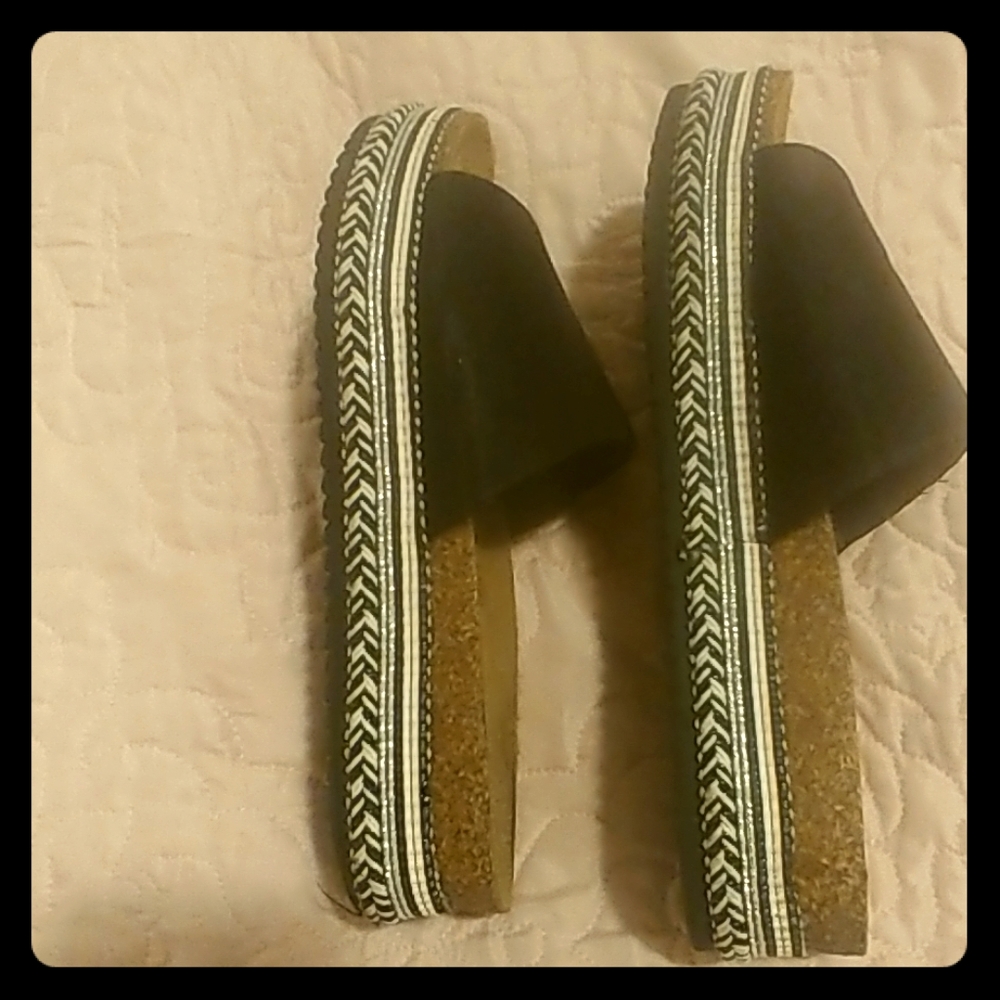 Cream and Black trimmed slide on Sandals